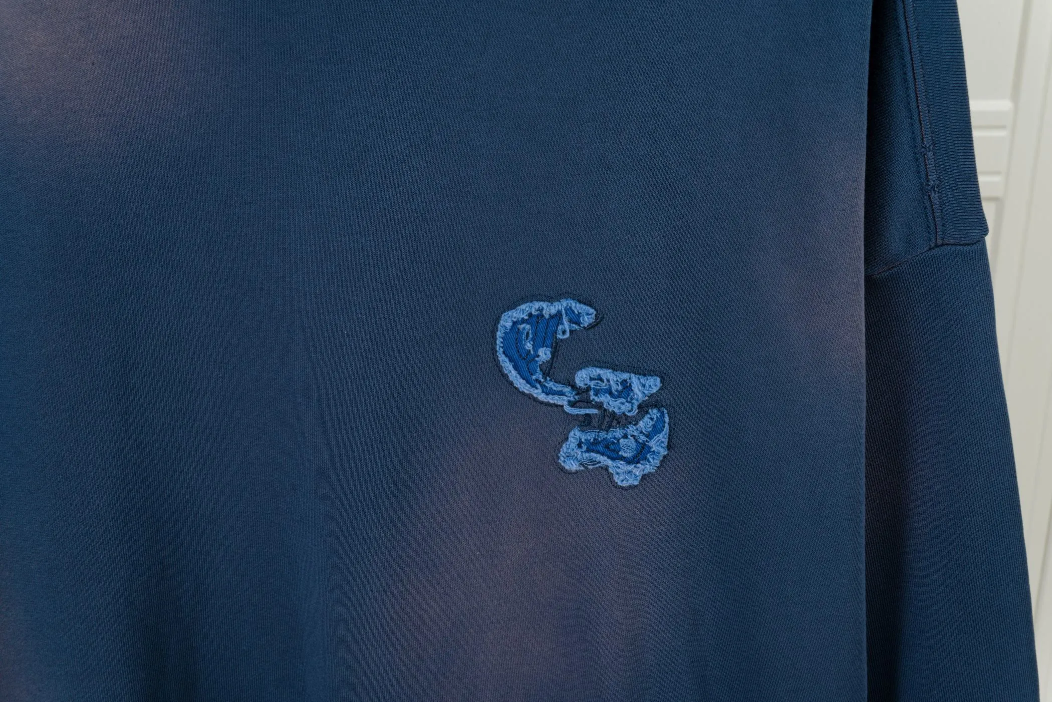P310 CHROME HEARTS Hooded Sweatshirt - Size: XS, S, M, L - Color: Navy blue, white, black. Made of comfortable and skin-friendly fabrics, it feels unrestricted when worn. The details are finely crafted and the colors are harmonious. The back is embroidered with classic Crocodile heart elements, making it highly recognizable and trendy. Strictly controlled from material selection to production, it is a dazzling item that highlights personality and quality and interprets trendy attitude.